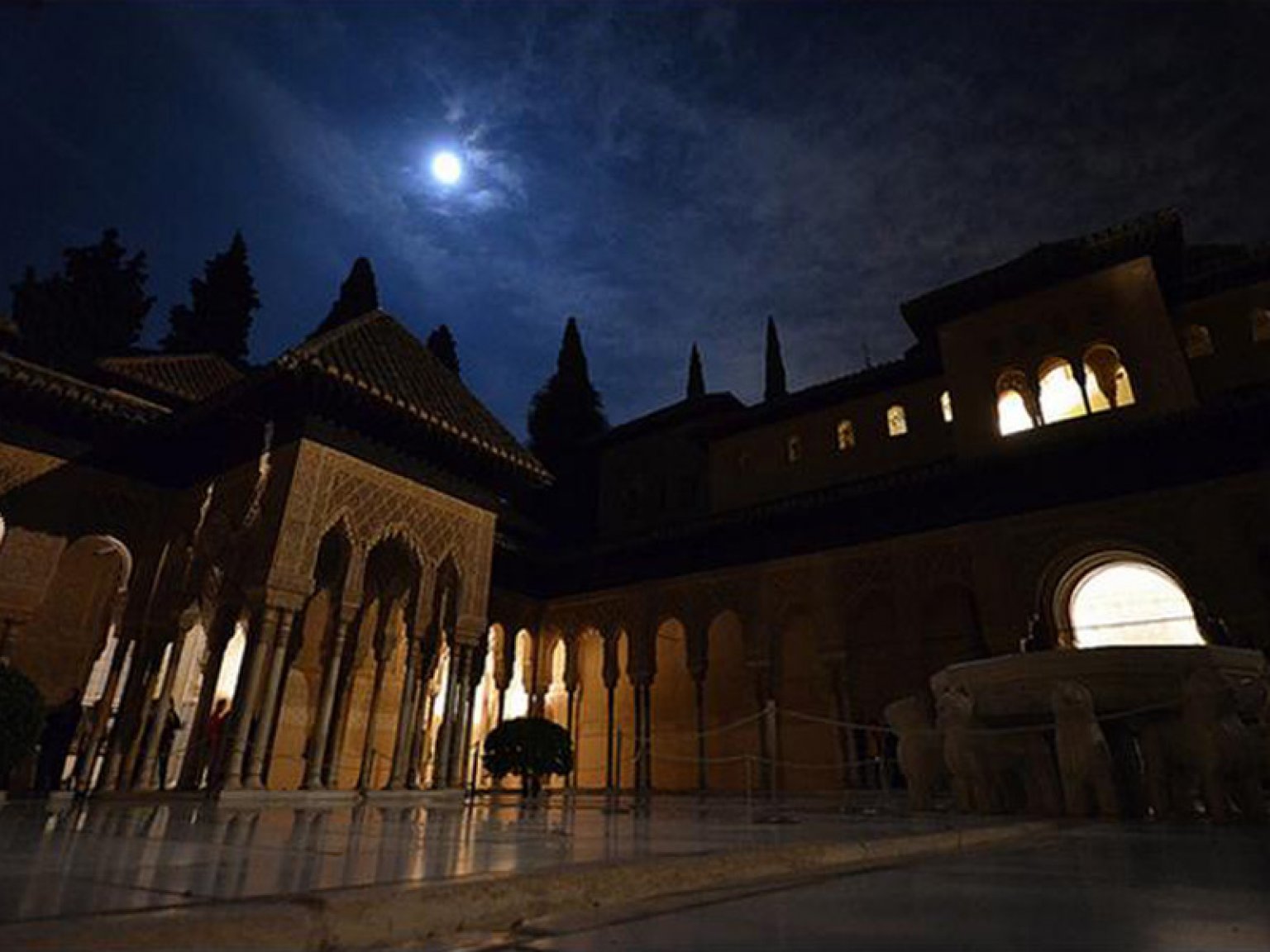 Visita Nocturna Alhambra no guiada a Palacios Nazaries